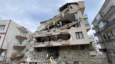 A­n­k­a­r­a­­d­a­ ­t­e­m­e­l­i­ ­k­a­y­a­n­ ­b­i­n­a­ ­y­ı­k­ı­l­ı­y­o­r­